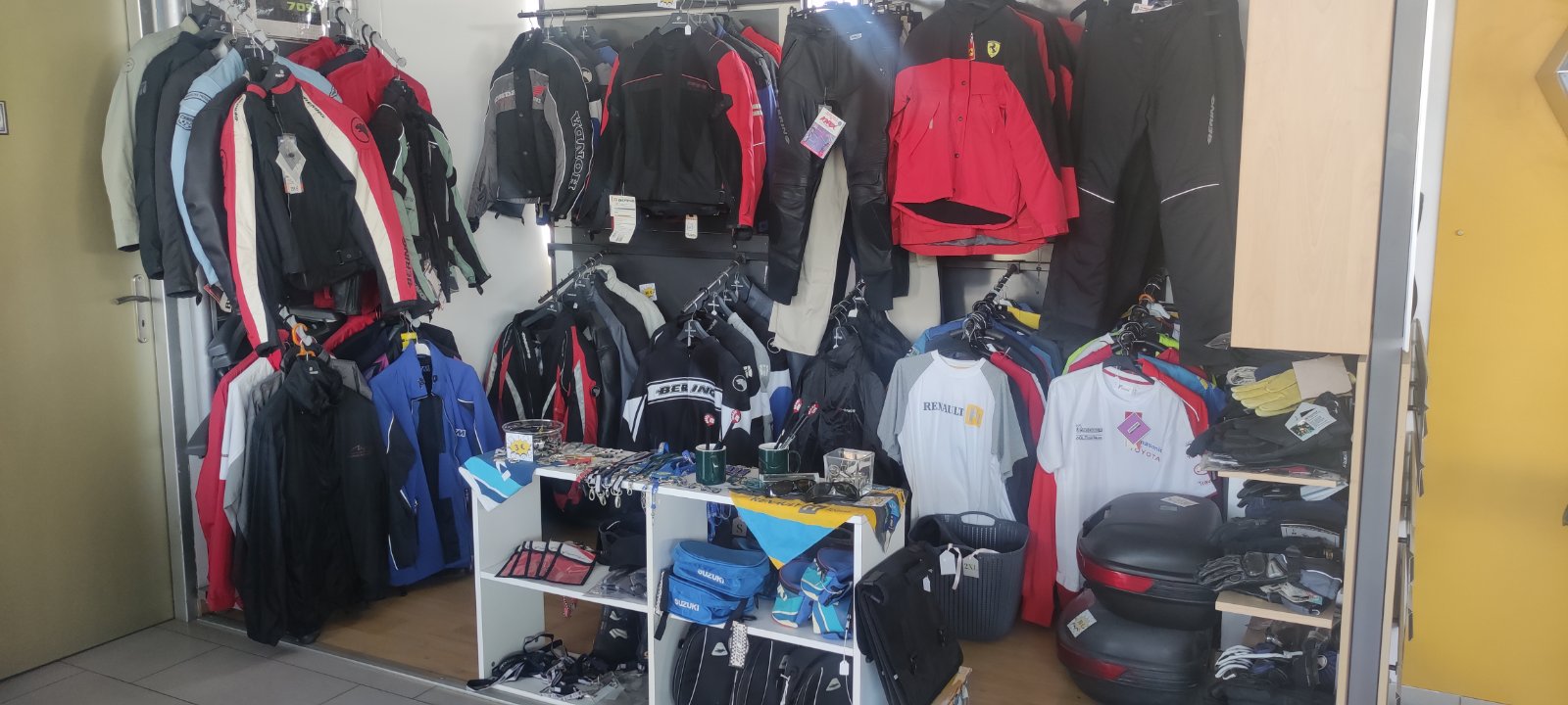 SALES σε STOCK ρούχα και αξεσουάρ μηχανής
