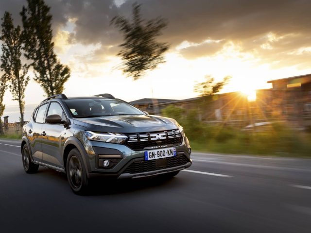 1 ΣΤΟΥΣ 10 ΕΛΛΗΝΕΣ ΕΠΕΛΕΞΕ ΜΟΝΤΕΛΑ RENAULT & DACIA ΤΟΝ ΙΟΥΛΙΟ